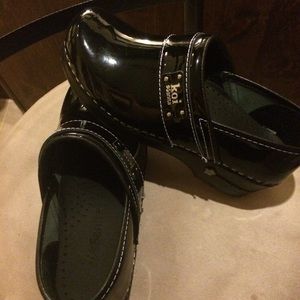 Koi clogs