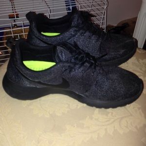 Black Nike Roshes