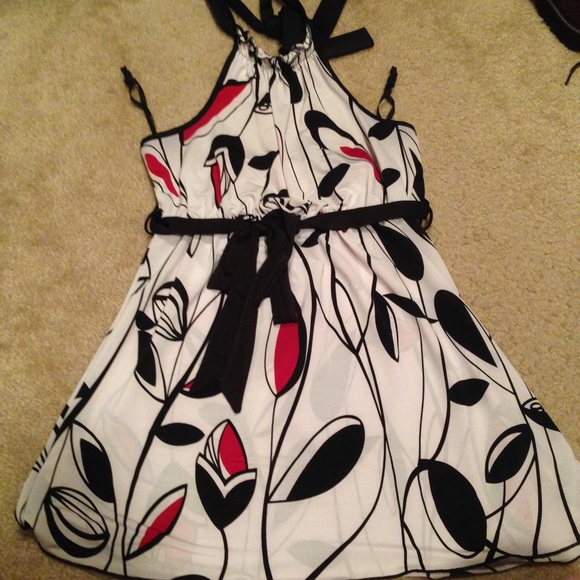 SALE! Beautiful halter top ❤️ - Picture 2 of 3