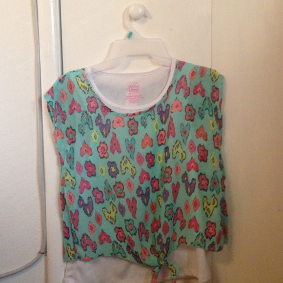 A cute light blue flower and heart top - Picture 1 of 2