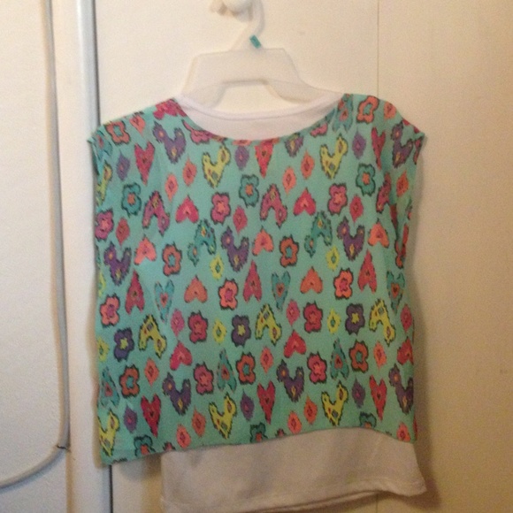 A cute light blue flower and heart top - Picture 2 of 2