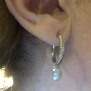 💯Authentic David Yurman small hoops with diamonds