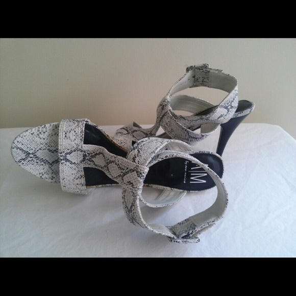 Black and white print shoes