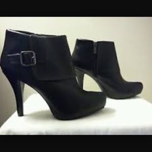 Black Kenneth Cole Turn table ankle boots