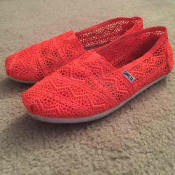 Women's size 8.5 Toms!