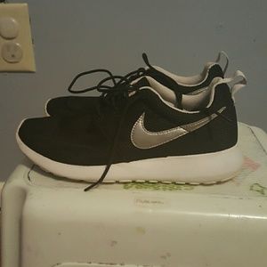 Pair of 6.5 roshrun nikes