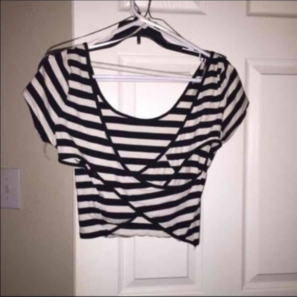 Black and white striped crop top cross cross - Picture 2 of 3