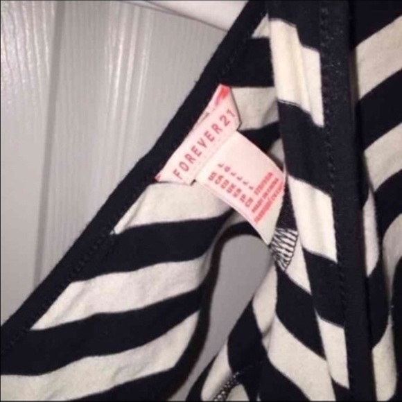 Black and white striped crop top cross cross - Picture 3 of 3