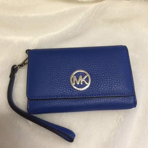 Michael Kors Clutches & Wallets - ✋🏻sold✋🏻  Michael Kors multifunction wristlet