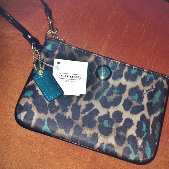 ️SALE 💕Leopard Coach Wristlet!