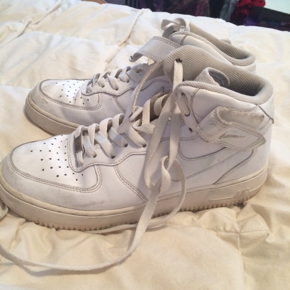 Women's size 8 high top AIRFORCE 1's