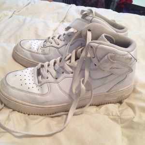 Women's size 8 high top AIRFORCE 1's