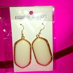 🎉FINAL price 💎 NEW ivory colored earrings💎