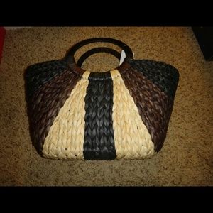 Straw tote with wooden handle
