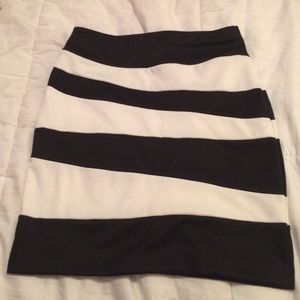 Black & white fitted body skirt