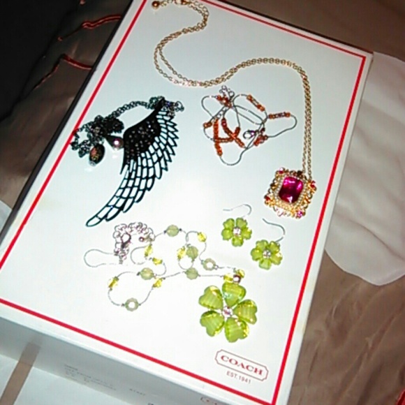 All kind of jewelry! Bracelets, earings, necklaces