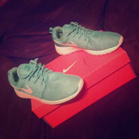 Nike Roshe Runs(women) - Picture 1 of 4