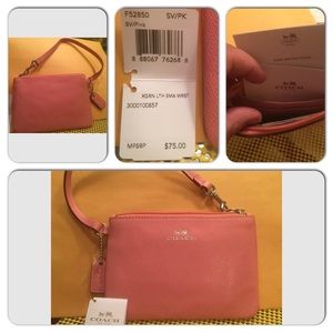 ❤️SOLD❤️Coach Wristlet