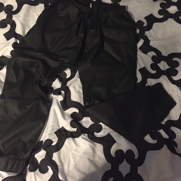 SOLD!!!Cropped leather sweatpants🎀👖