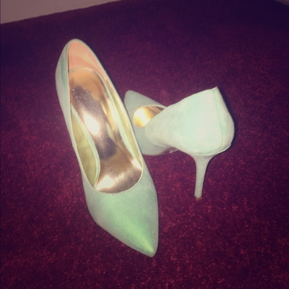 LIKE NEW! Turquoise pointy heels!