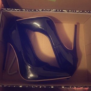Patent leather pointed toe heel