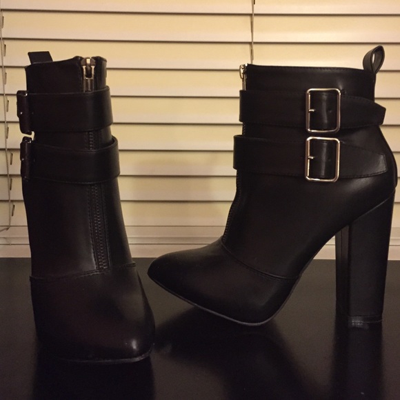 🚫SOLD🚫 Black leather booties - Picture 1 of 4