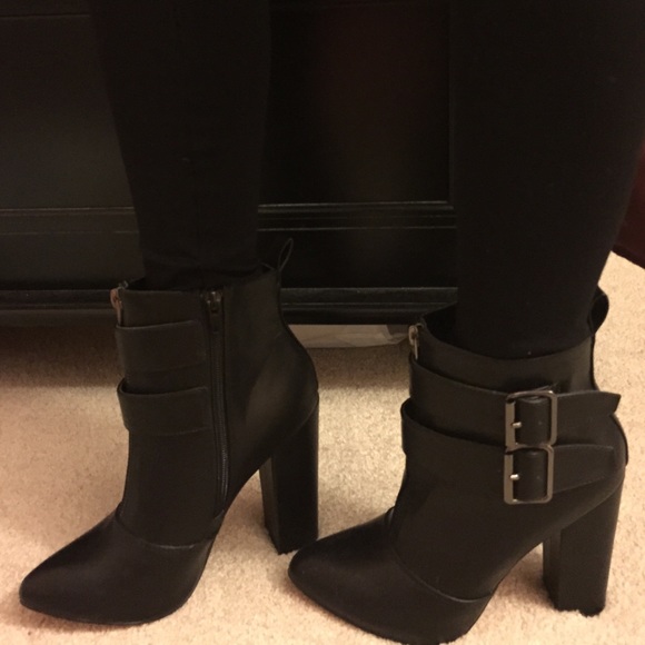 🚫SOLD🚫 Black leather booties - Picture 2 of 4