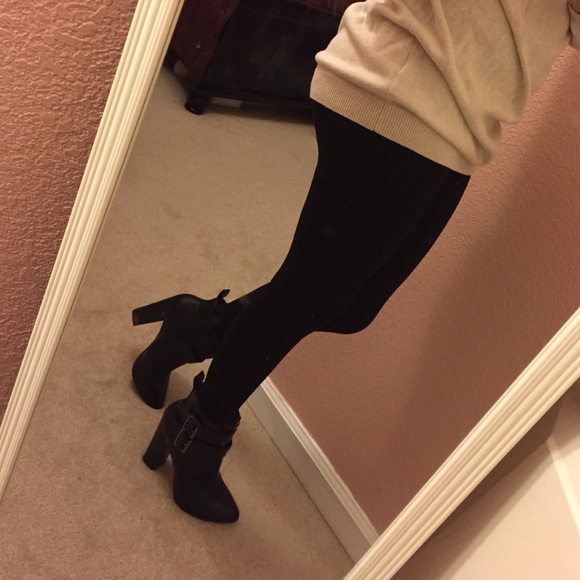 🚫SOLD🚫 Black leather booties - Picture 4 of 4