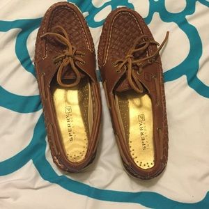 Brown woven sperry's.