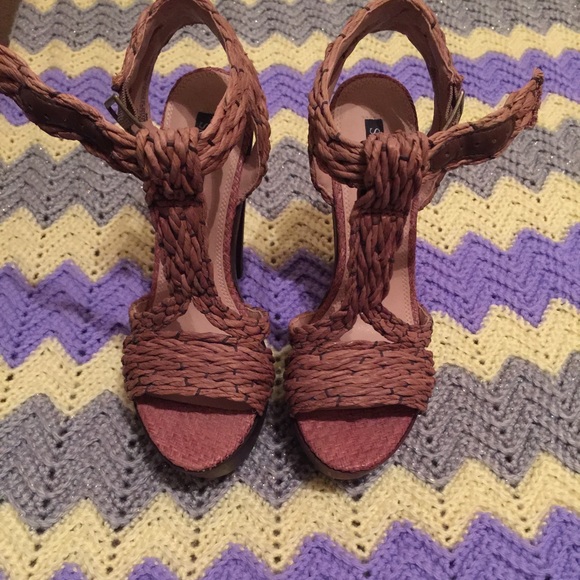 Shoe mint Guc platform summer sandal.