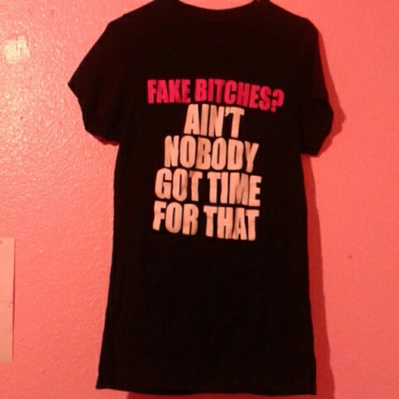 Black tshirt.