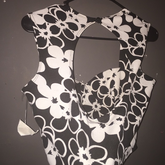Black and White FLORAL print cut out crop top! - Picture 2 of 2