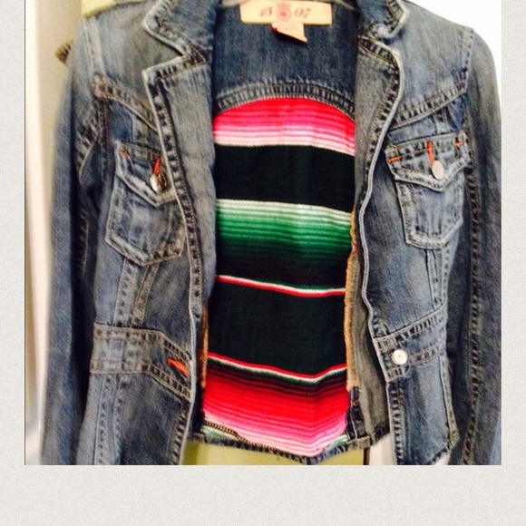 💕NEW💕 VINTAGE Denim Jacket - Blue in color - sml