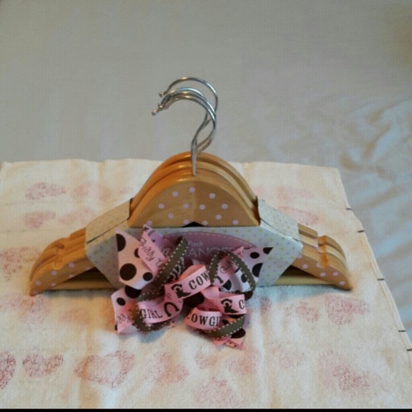4 Wood Hangers and a bow - Picture 1 of 4