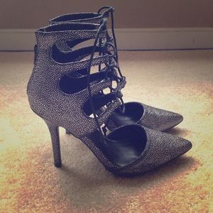 Adorable, worn twice, black & silver pumps🎶