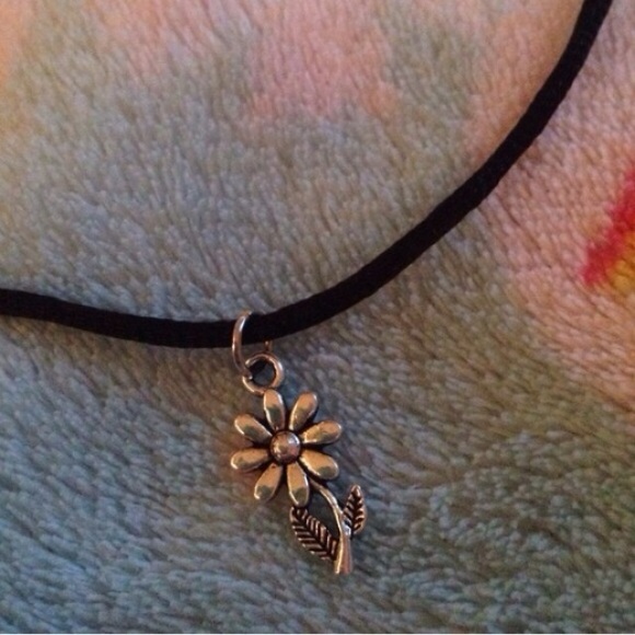 Flower choker - Picture 2 of 4