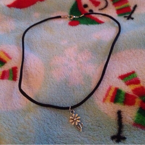 Flower choker - Picture 3 of 4