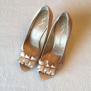 Beige gold neutral high heel Size 10