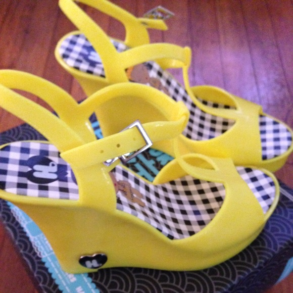 Preloved Harajuku Lovers sandals sz 6