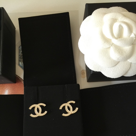 ❌ SOLD ❌Chanel Classic CC Gold stud earrings