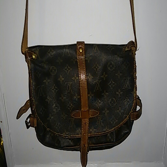SOLD.Authentic LV Saumur messenger crossbag 102706