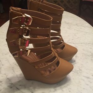 Caged Wedges *Traded*