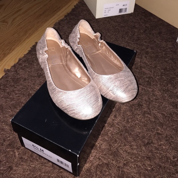 BCBG creme brûlée flats!
