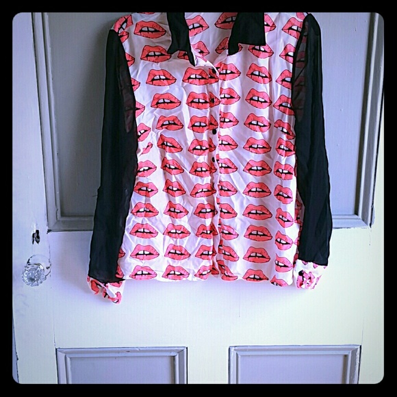 Super adorable lips dress shirt