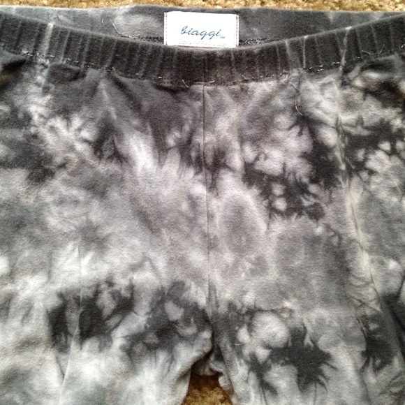 ❌SOLD❌ Grey tie dye leggings - Picture 2 of 3