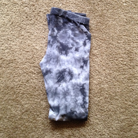 ❌SOLD❌ Grey tie dye leggings - Picture 3 of 3