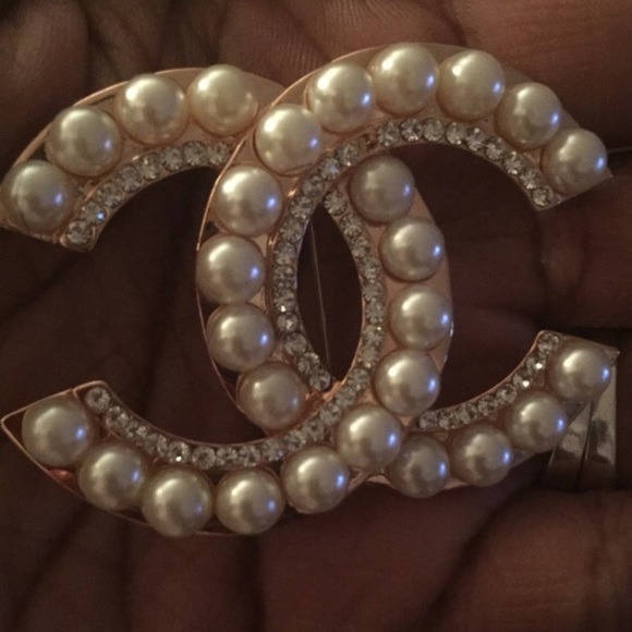 ✂️TEMP Price Cut✂️🎀🔥 Classic Chic Brooch🔥🎀