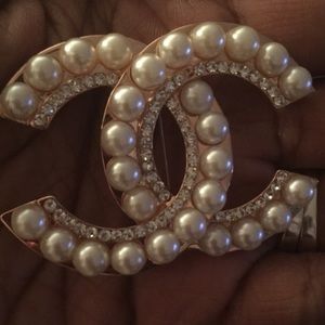 ✂️TEMP Price Cut✂️🎀🔥 Classic Chic Brooch🔥🎀