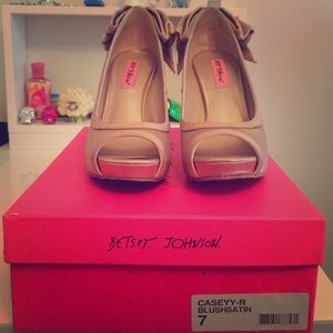 Betsy Johnson Casey-r heels in blush satin