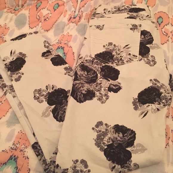 American eagle floral skinnies